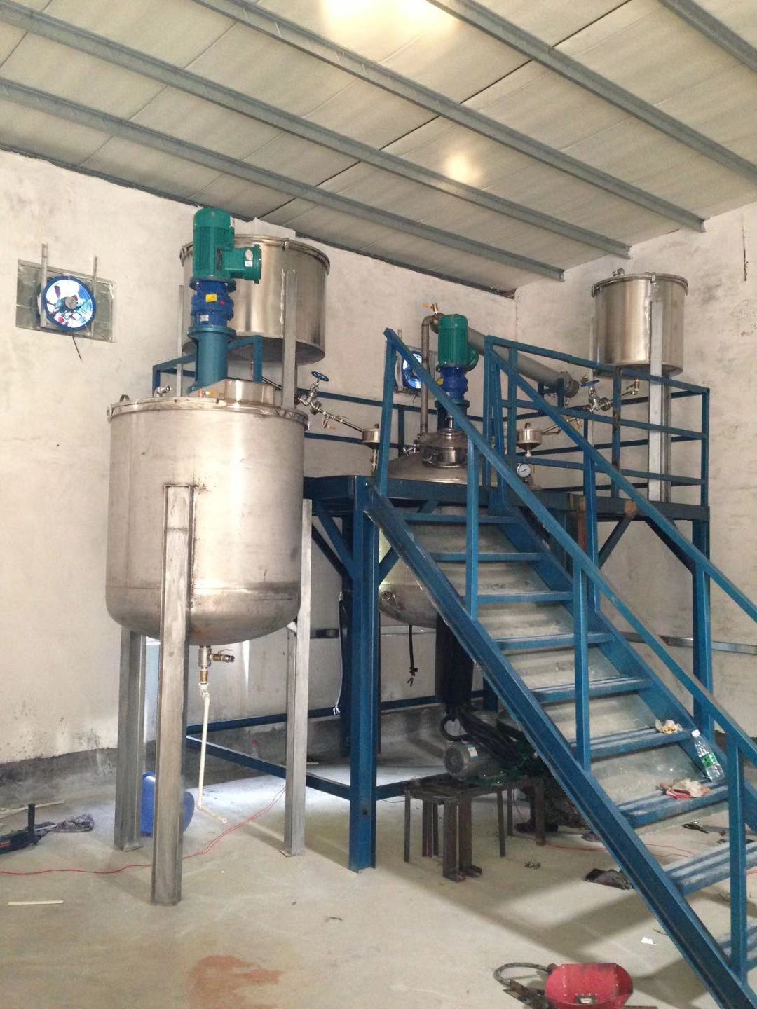 客户定制配套搅拌反应釜设备